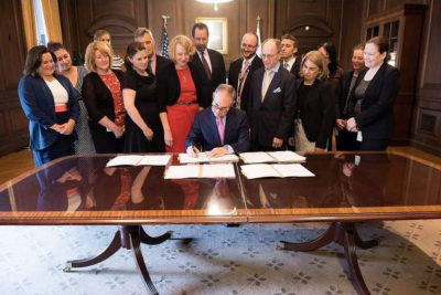 2017年，美国环保署副助理署长南希·贝克(最左)与前环保署署长斯科特·普鲁伊特在签署新的化学品指导规则时。