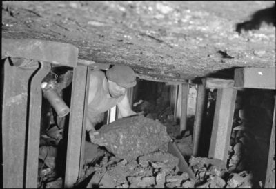 1944年，一把矿工抬起一块煤炭到英格兰中部地雷的传送带上。2015年，英国深井矿山的最后一个。