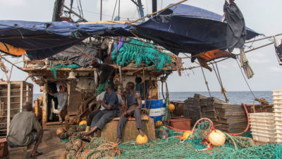 2017年，塞拉利昂渔业检查员在一艘韩国渔船上发现非法渔具后，逮捕了船上的船员。
