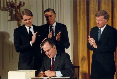 乔治·h·w·布什总统在1990年签署了清洁空气法案修正案。