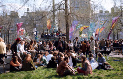1970年4月20日，数千人聚集在纽约联合广场，庆祝第一个地球日。