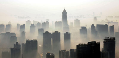 2009年，武汉被雾霾笼罩，是中国多个空气污染物经常达到危险水平的城市之一。 