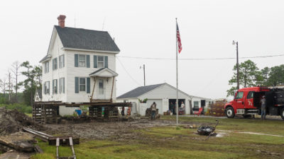 迈克·德雷珀(Mike Draper)把位于多尔切斯特县(Dorchester County)南部的房子抬高了7英尺(约合3米)，以保护它不受水位上涨的影响。