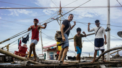 作者伊恩·乌尔比纳(Ian Urbina)在菲律宾附近的一艘渔船上调查一名甲板工人的神秘死亡。