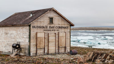1948年在萨默塞特岛上关闭了一个被遗弃的哈德森的湾贸易职位，因为供应船无法通过厚厚的海冰。