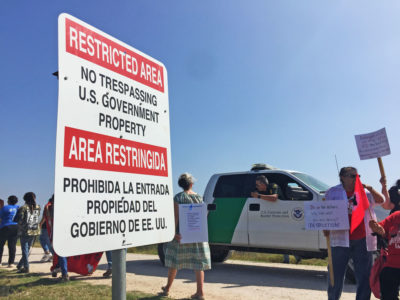 活动家在2月16日沿着Rio Grande Valley National Wildlife Refuge靠近Rio Grande Valley国家野生动物避难所，抗议建设新的边境墙网。