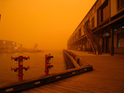 2009年澳大利亚的一场巨大的沙尘暴，被称为红黎明，如悉尼海滨所见。