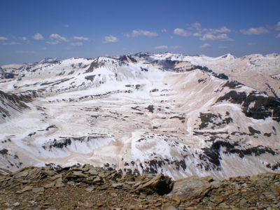 2009年，在一个极端的尘埃期间，灰尘在科罗拉多州的圣胡安山区覆盖了雪。