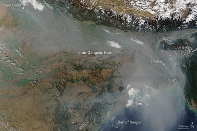 2016年1月，印度恒河平原上空出现了浓重的雾霾，这是城市和工业污染、农业和烹饪火灾以及被称为逆温的气象现象共同作用的结果。